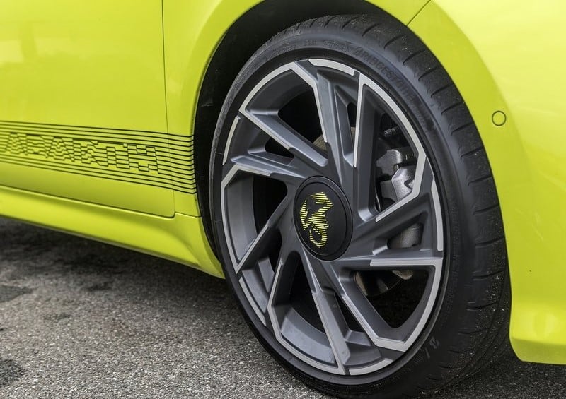 Abarth 500e alaşım jant ve Akrep logolu göbek detayı