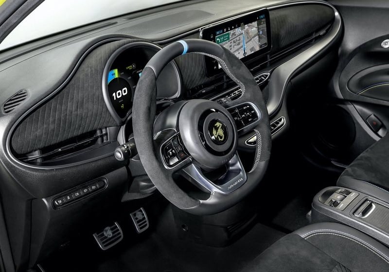 Abarth 500e direksiyon dijital gösterge ve orta ekran detayı