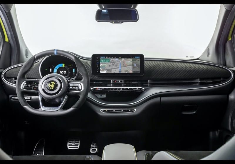 Abarth 500e kokpitinde dijital gösterge ve multimedya ekranı
