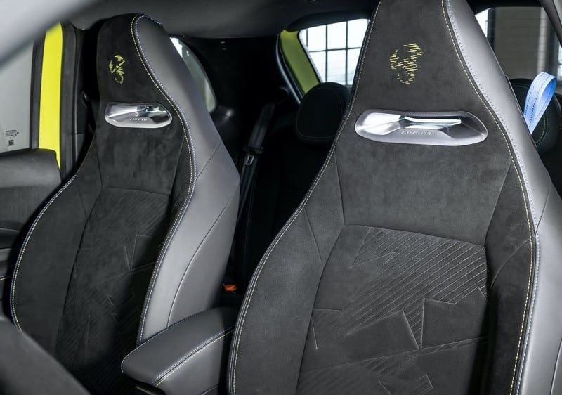Abarth 500e ön spor koltukları ve başlıklardaki Akrep logoları