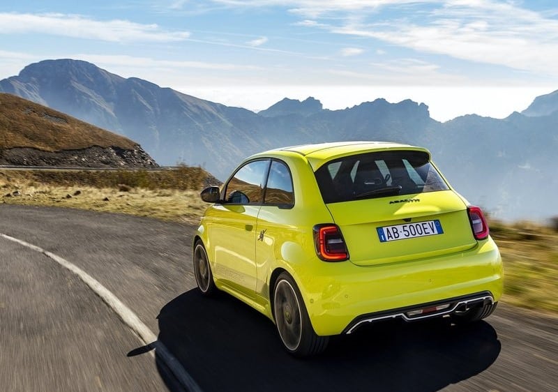 Abarth 500e dağ yolunda arkadan üç çeyrek görünüm