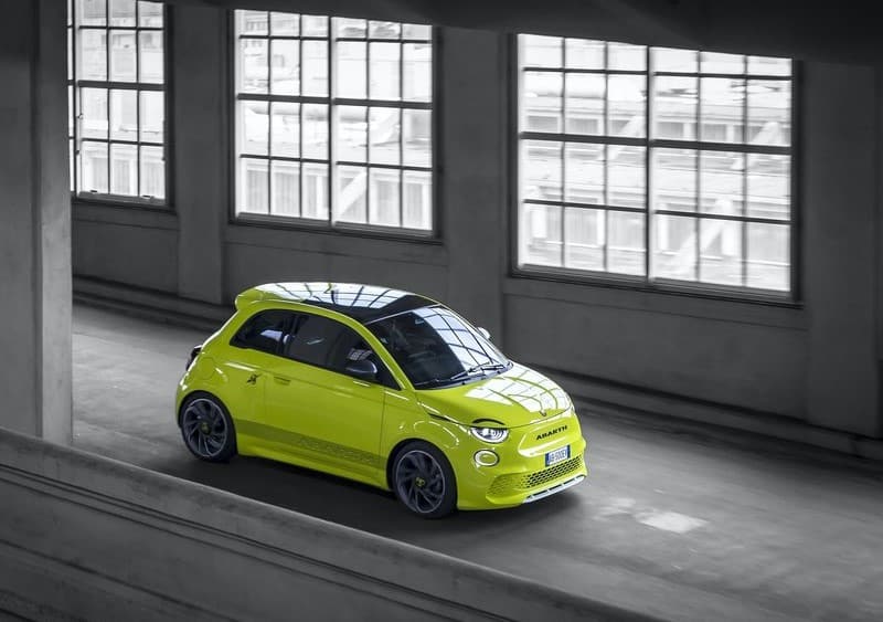 Abarth 500e kapalı mekanda yüksek açıdan gövde görünümü
