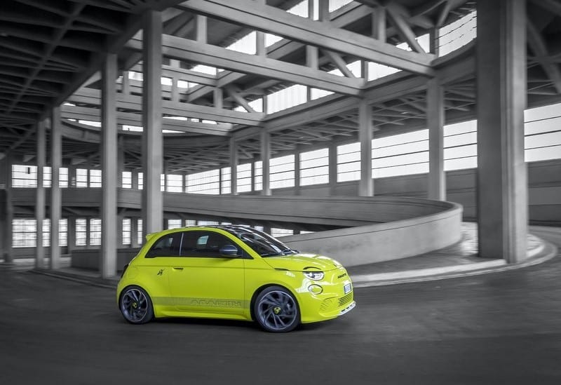 Abarth 500e endüstriyel yapıda yan profil görünümü
