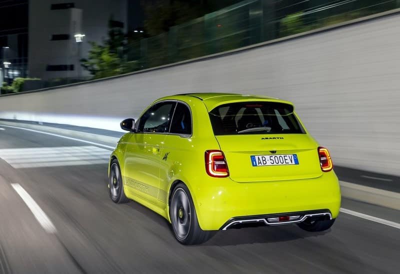 Abarth 500e gece sürüşünde arkadan görünüm