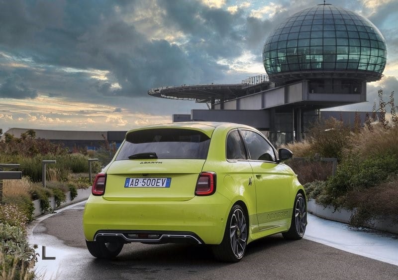 Abarth 500e açık alanda arkadan üç çeyrek görünüm