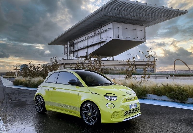 Abarth 500e açık alanda önden üç çeyrek görünüm