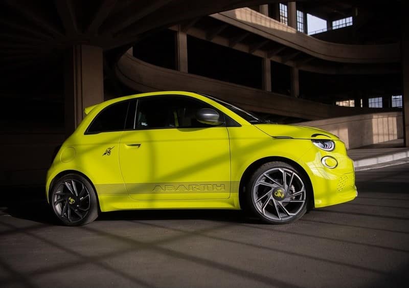 Abarth 500e yan profil ve kapı üzerindeki Abarth grafiği