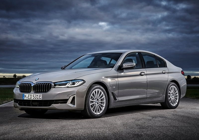 2023 BMW 5 Serisi Ağustos Fiyat Listesi BMW 5 Serisi sedan ön üç çeyrek görünümü