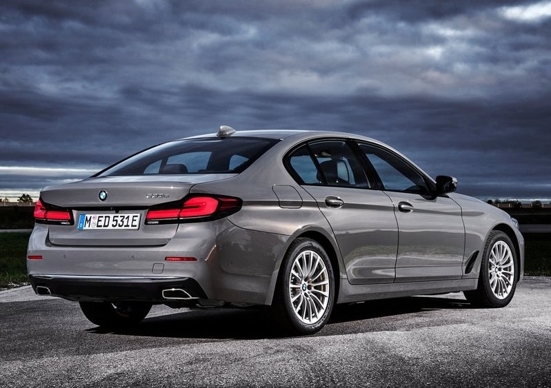 Gri BMW 5 Serisi sedan arka üç çeyrek görünümü