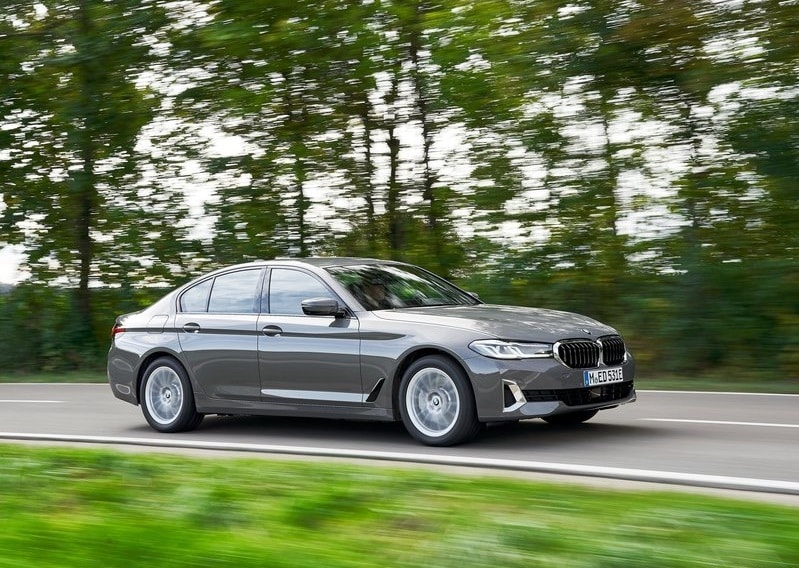 Gri BMW 5 Serisi sedan yolda hareket halinde