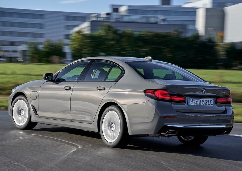 Gri BMW 5 Serisi sedan hareket halinde arka görünüm