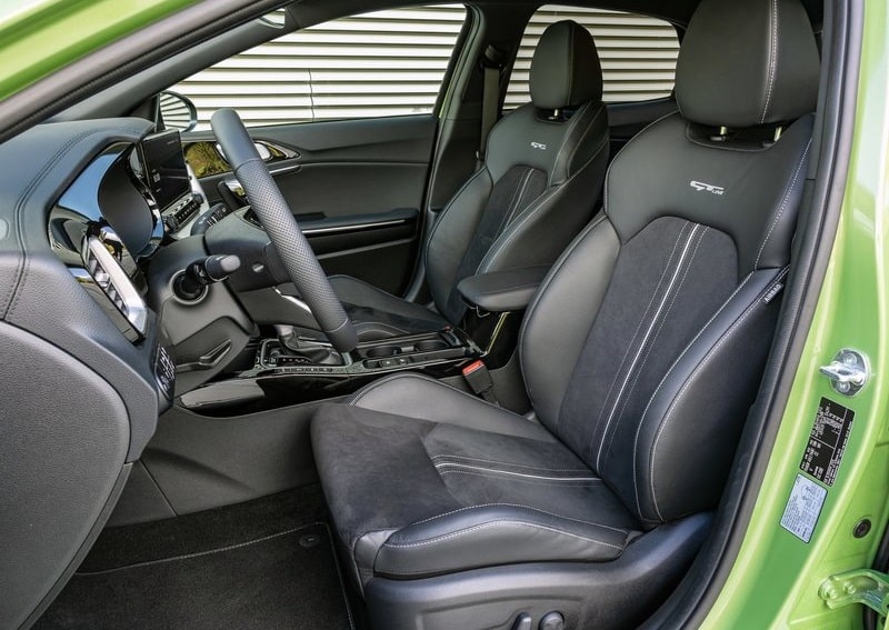 XCeed GT-Line ön koltukları ve iç mekan döşemesi
