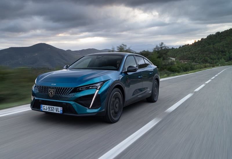 Peugeot 408 yolda ön üç çeyrek sürüş görünümü