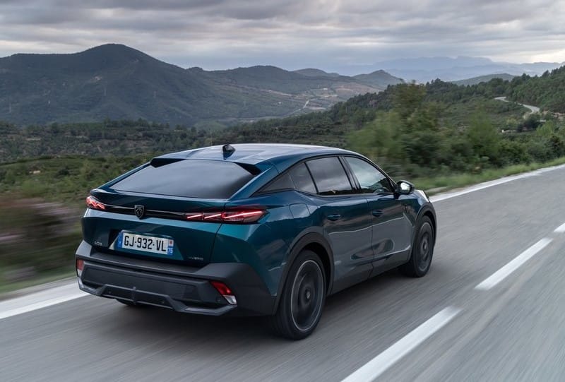 Peugeot 408 yolda arka üç çeyrek sürüş görünümü
