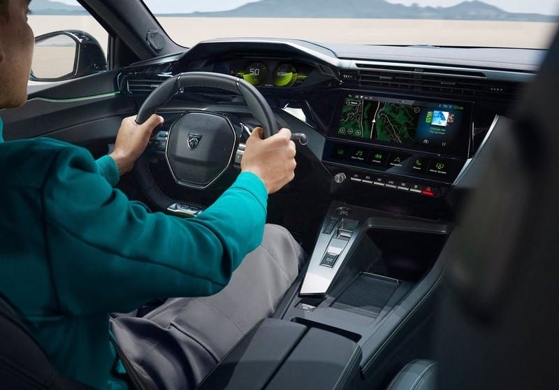 Peugeot 408 sürücü kokpiti ve merkezi ekran