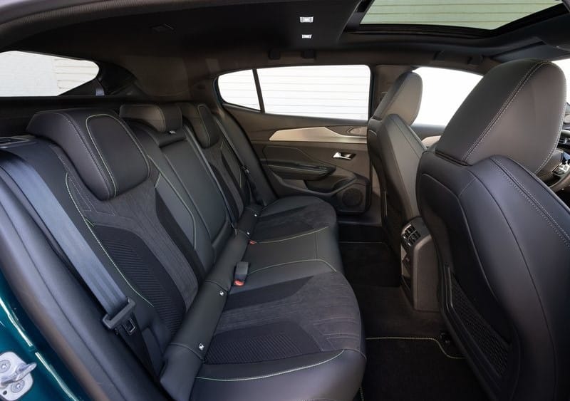Peugeot 408 arka koltuk yaşam alanı
