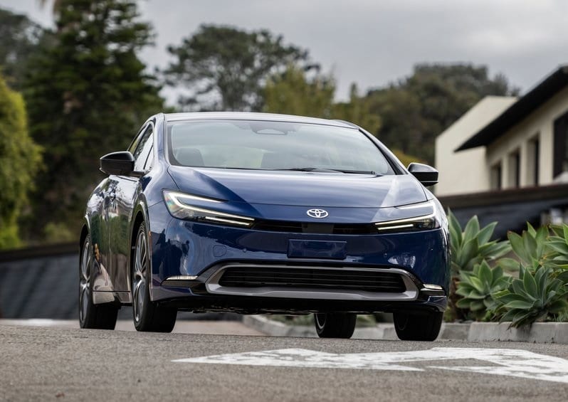 2023 Toyota Prius önden görünüm