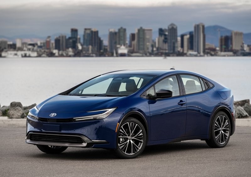Toyota Prius ön üç çeyrek dış tasarım