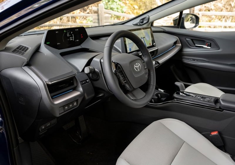 Toyota Prius sürücü kokpiti ve merkezi ekran