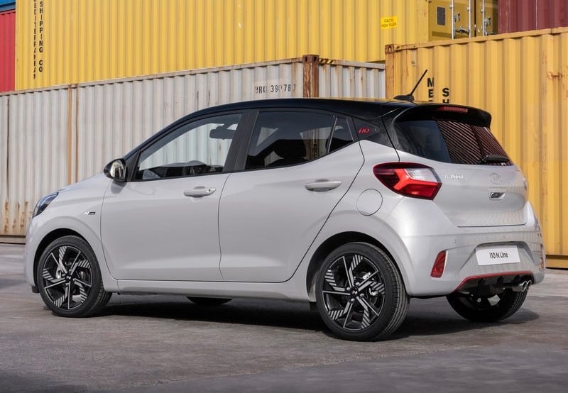 Beyaz Hyundai i10 N Line arka üç çeyrek gövde görünümü