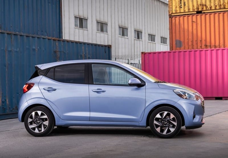 Açık mavi Hyundai i10 tam yan profil gövde görünümü