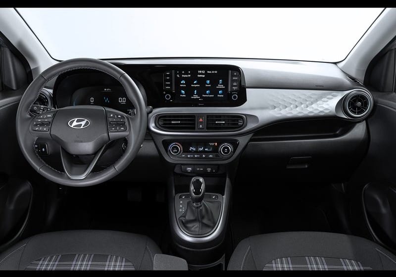 Hyundai i10 direksiyon simidi orta ekran ve ön konsol görünümü