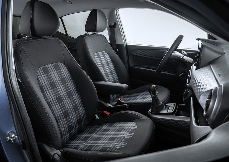 Hyundai i10 ön koltuklar orta konsol ve vites kumandası görünümü