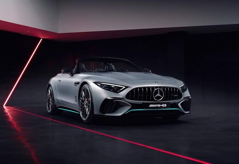 Mercedes-AMG SL 63 ön ızgara ve yeşil alt gövde vurguları