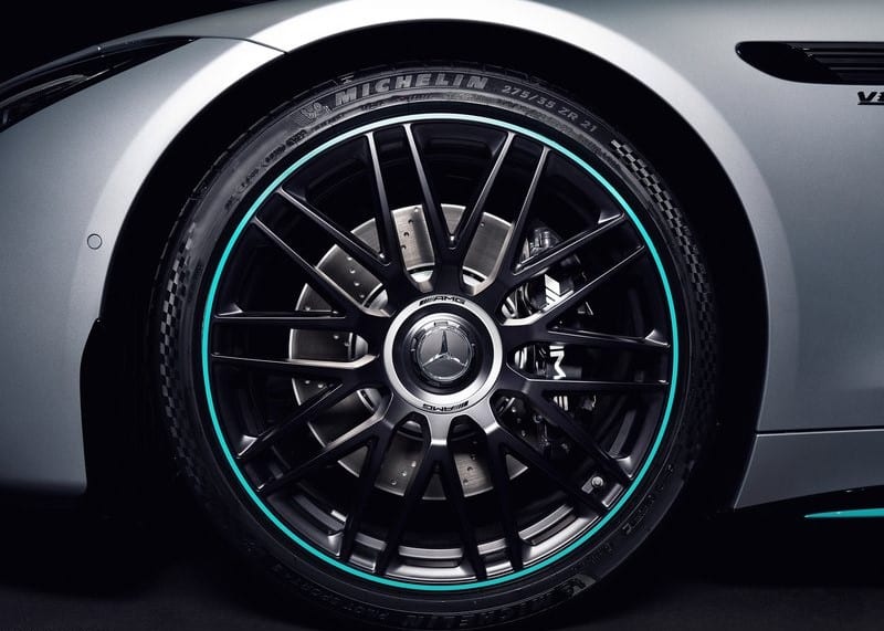 Mercedes-AMG SL 63 siyah dövme jant ve PETRONAS renkli jant çemberi