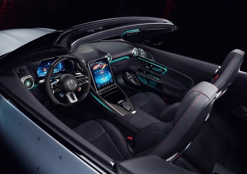 Mercedes-AMG SL 63 kokpit dikey ekran karbon detaylar ve ambiyans aydınlatması