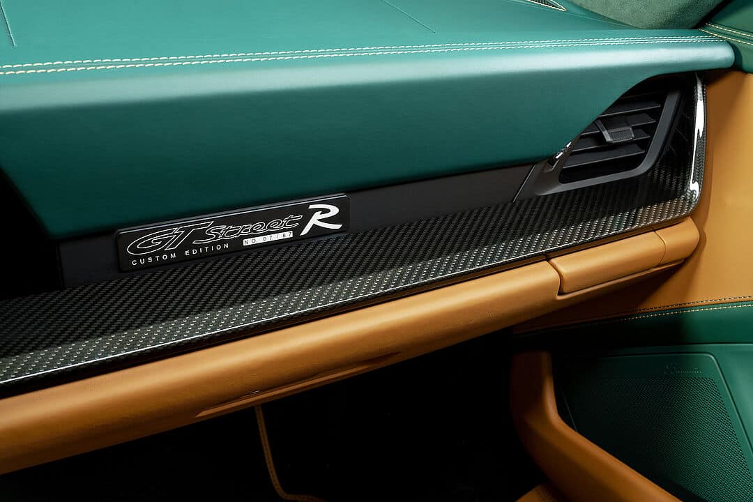 GTstreet R Custom Edition plaketi ve karbon konsol ayrıntısı