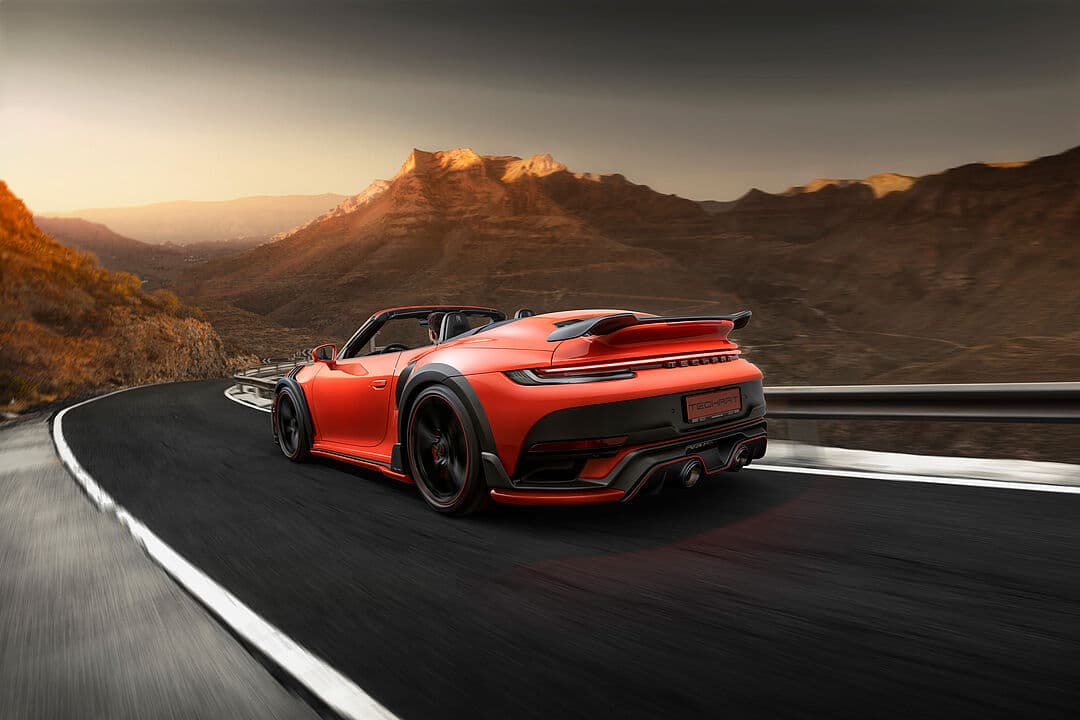 Turuncu GTstreet R Cabriolet dağ yolunda arkadan görünüm