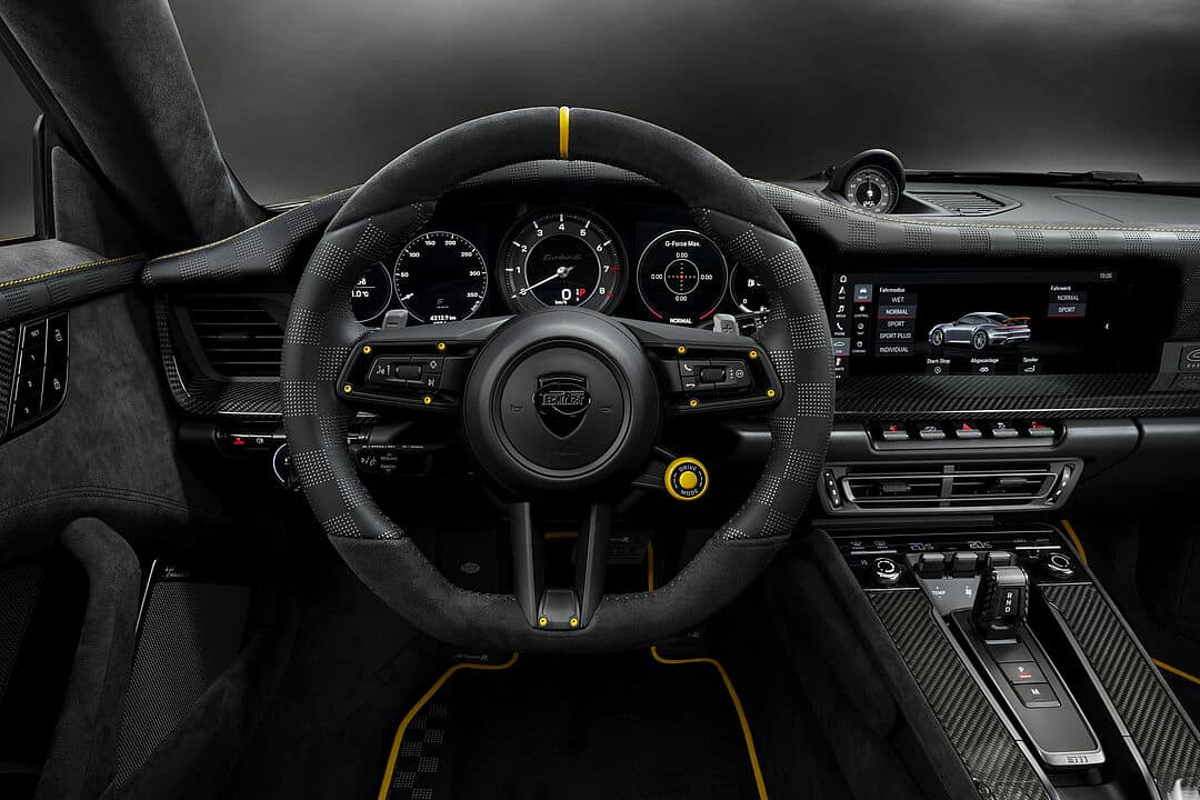 GTstreet R direksiyon gösterge paneli ve orta konsol görünümü