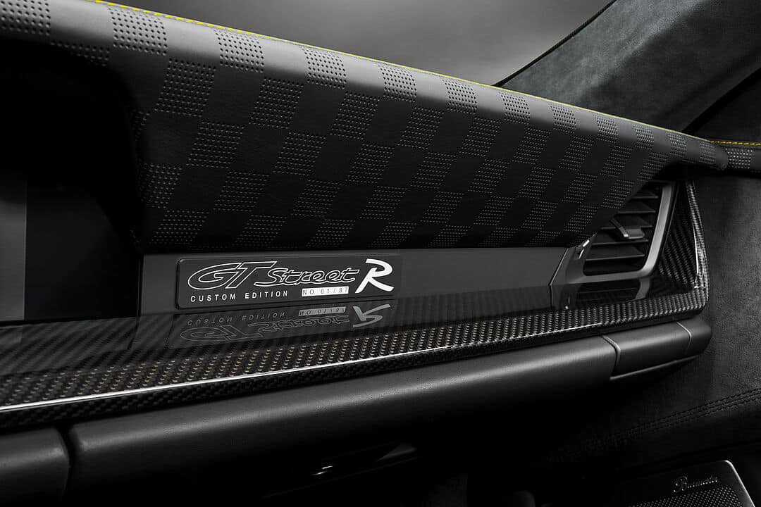 GTstreet R Custom Edition plaketi ve siyah kokpit kaplaması