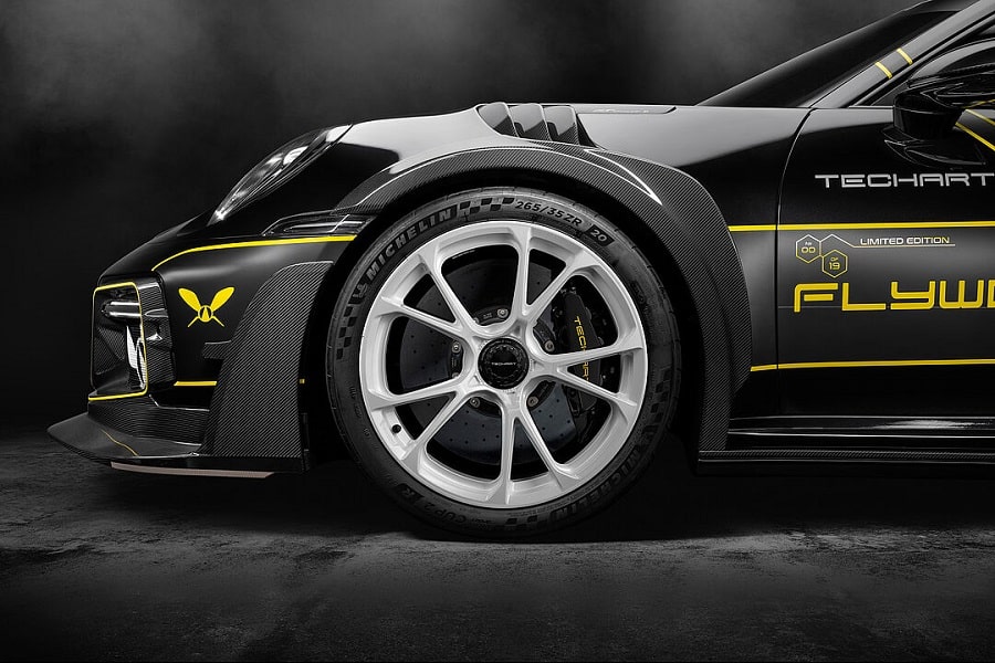 Beyaz ön jant, Michelin lastik ve karbon çamurluk detayı