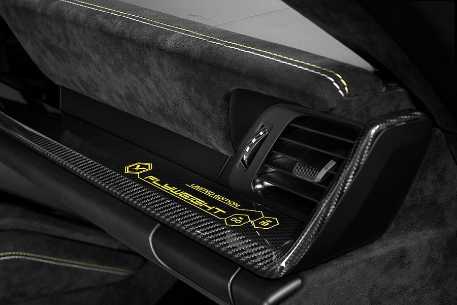 Yolcu tarafı karbon trim üzerinde Flyweight limited edition grafiği