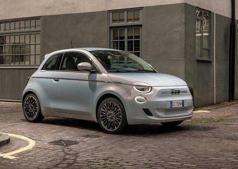 2023 Fiat 500e Haziran Fiyat Listesi için şehir sokağında park edilmiş Fiat 500e