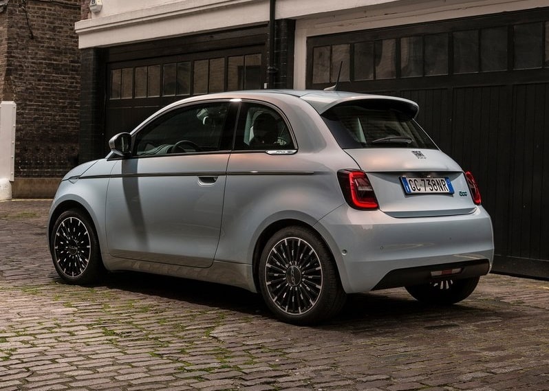 Açık renk Fiat 500e hatchback arka gövde görünümü