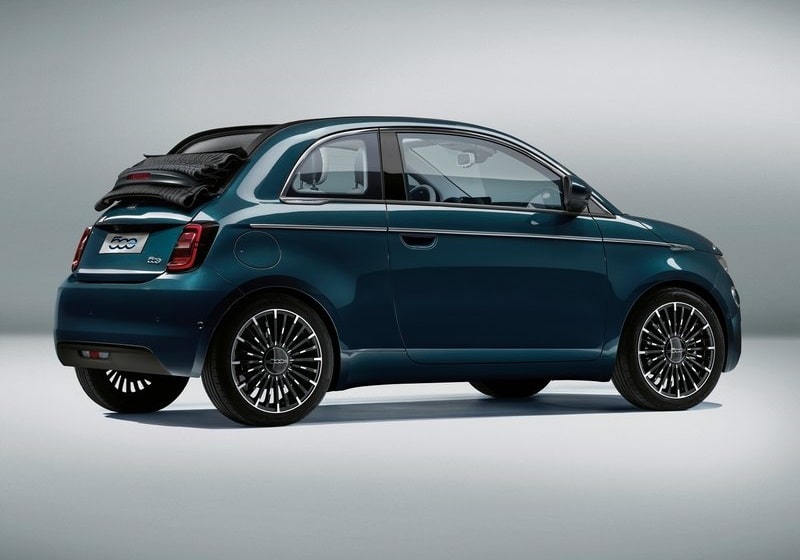Koyu renk Fiat 500e Cabrio yan gövde ve katlanmış kumaş tavan