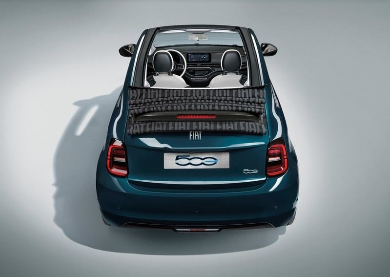 Fiat 500e Cabrio açık tavan ve arka bölüm görünümü