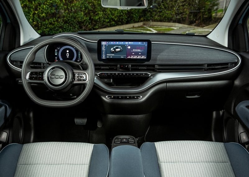 Fiat 500e dijital gösterge paneli ve merkezi dokunmatik ekranlı kokpit