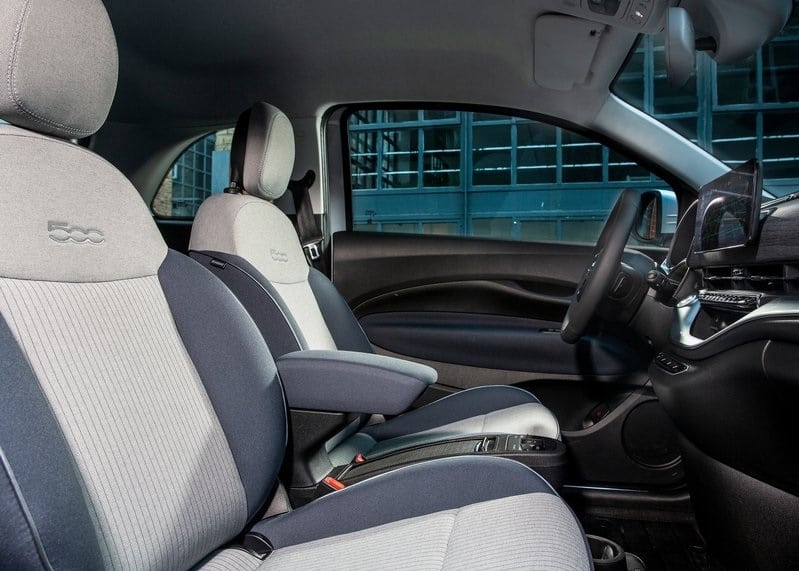Fiat 500e ön koltukları ve orta konsolun kabin görünümü