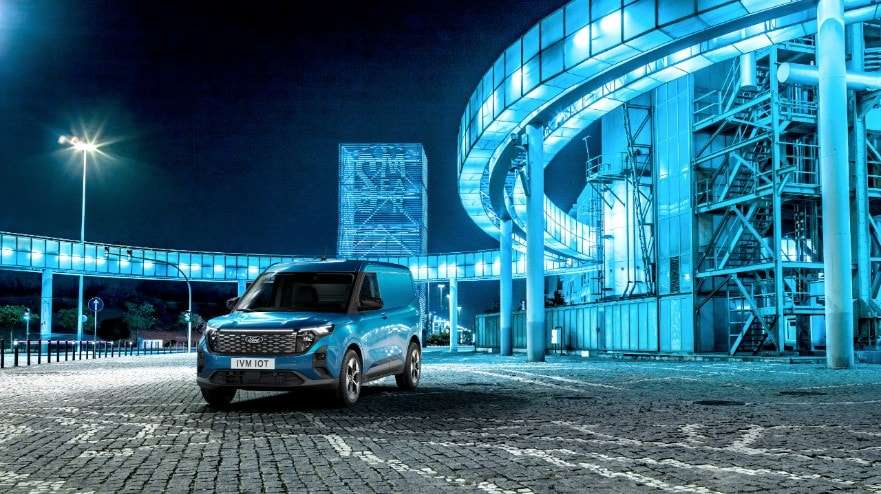 Ford E Transit Courier gece aydınlatılmış yapı önünde