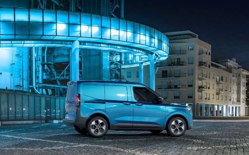 2024 Ford E Transit Courier otomobil arşiv görseli