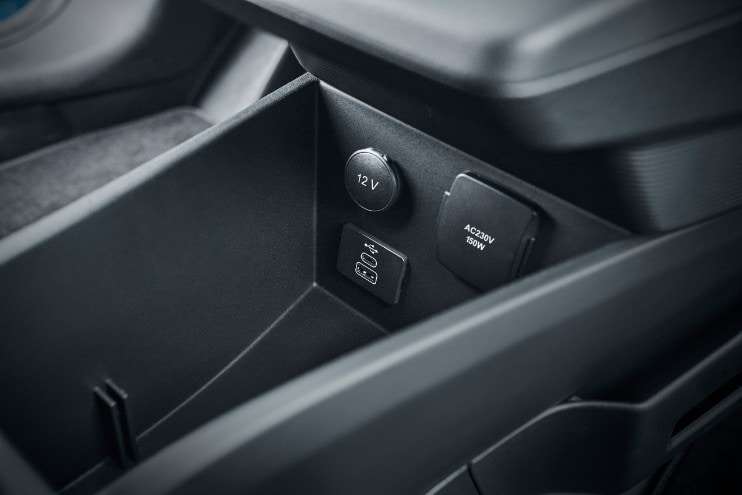 Orta konsol içindeki 12 V USB ve AC 230 V bağlantı noktaları