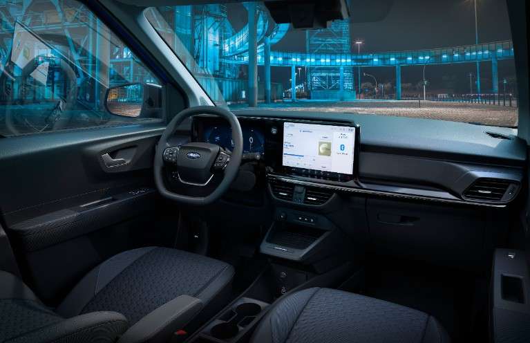 Elektrikli Courier kabininde iki ön koltuk ve geniş gösterge paneli
