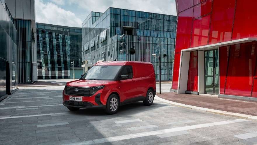 Kırmızı Ford Transit Courier şehir ortamında önden görünüm