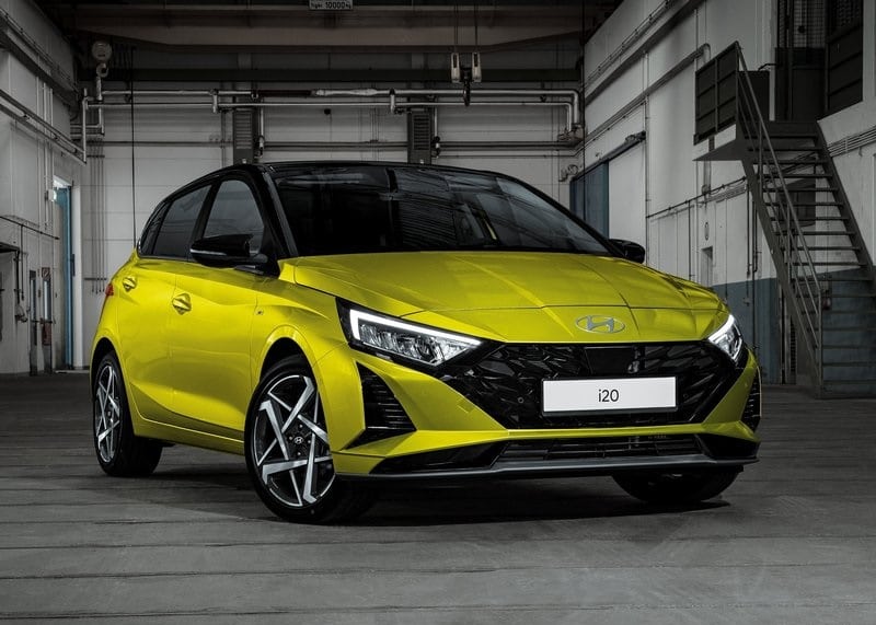 Hyundai i20 Şubat Fiyat Listesi için sarı yeşil gövdeli ön üç çeyrek görünüm