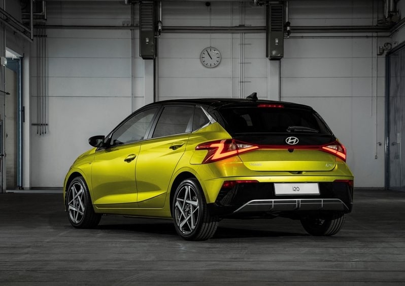 Sarı yeşil Hyundai i20 arka üç çeyrek stüdyo görünümü