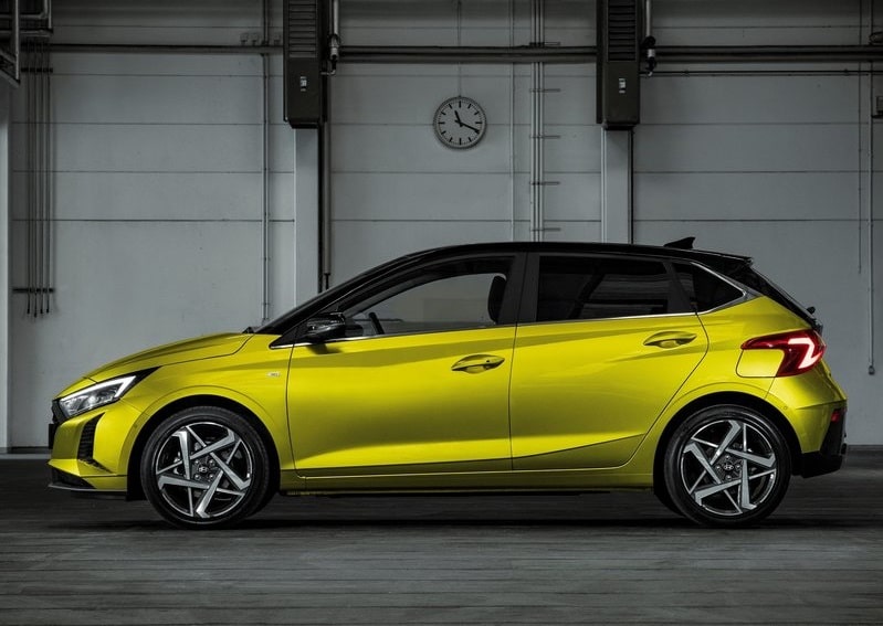 Sarı yeşil Hyundai i20 tam yan profil görünümü